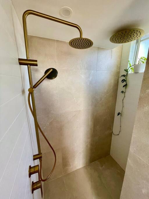 Апартаменты Chic Beachside Getaway 2Br 2Bath Fully Equipped Голд-Кост Экстерьер фото