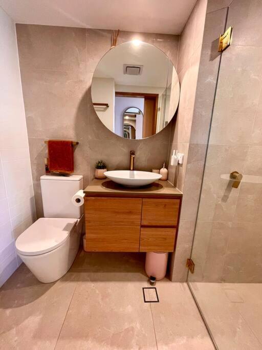 Апартаменты Chic Beachside Getaway 2Br 2Bath Fully Equipped Голд-Кост Экстерьер фото