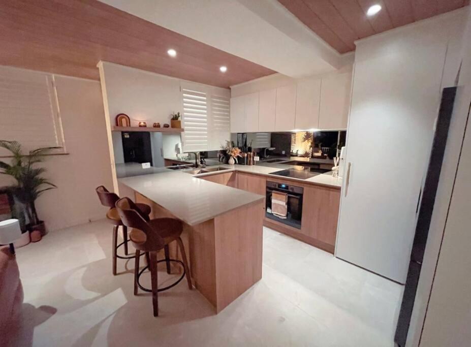 Апартаменты Chic Beachside Getaway 2Br 2Bath Fully Equipped Голд-Кост Экстерьер фото