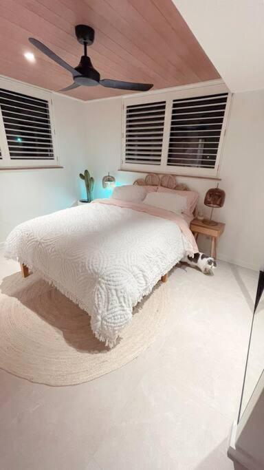 Апартаменты Chic Beachside Getaway 2Br 2Bath Fully Equipped Голд-Кост Экстерьер фото