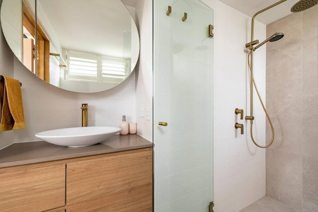 Апартаменты Chic Beachside Getaway 2Br 2Bath Fully Equipped Голд-Кост Экстерьер фото