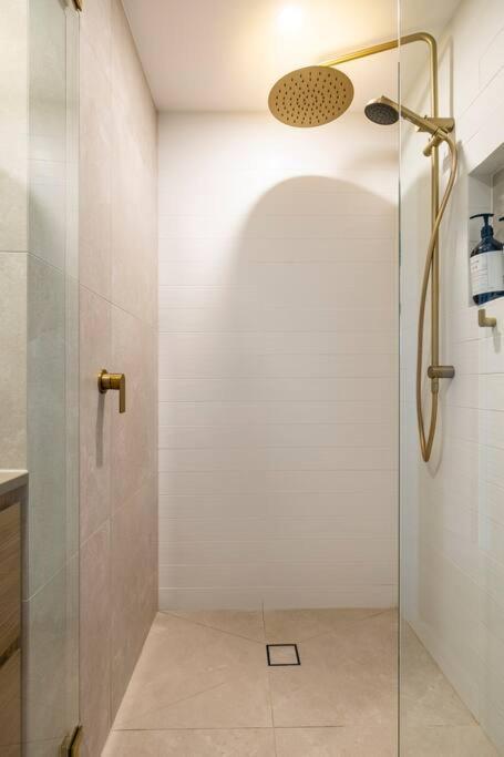 Апартаменты Chic Beachside Getaway 2Br 2Bath Fully Equipped Голд-Кост Экстерьер фото