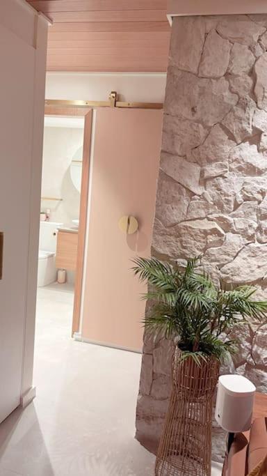 Апартаменты Chic Beachside Getaway 2Br 2Bath Fully Equipped Голд-Кост Экстерьер фото